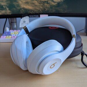 LIKE NEW Beats Solo 3 Wireless Noise-Cancelling Over-ear Headphones